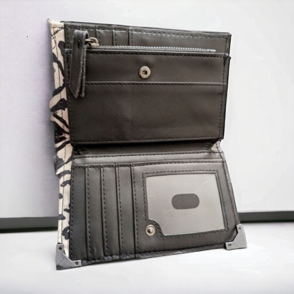 NWOT Jessica Simpson Bi-fold Wallet. - Picture 4 of 7